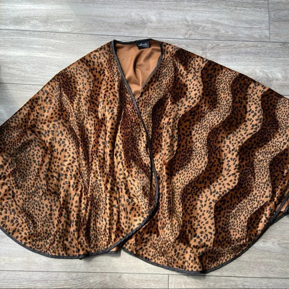 Marallis Collection  Leopard Print Poncho Cape - Picture 5 of 11